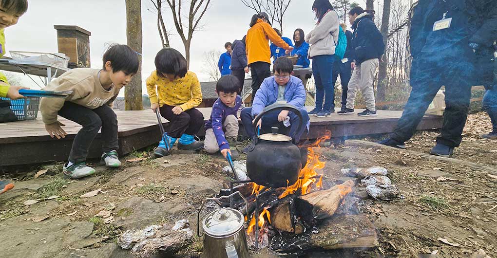 Parent-child mountain experience play