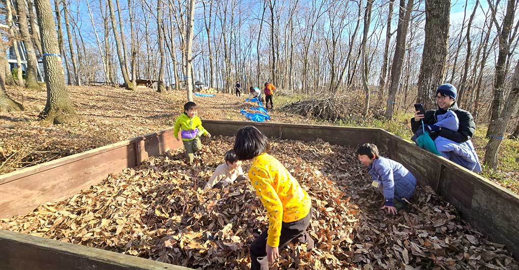 Parent-child mountain experience play