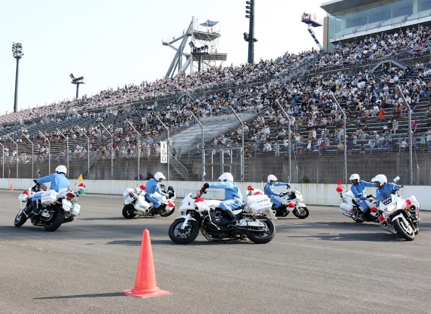 Police, ambulance, fire department, and self-defense force vehicles are also gathered in large numbers!!