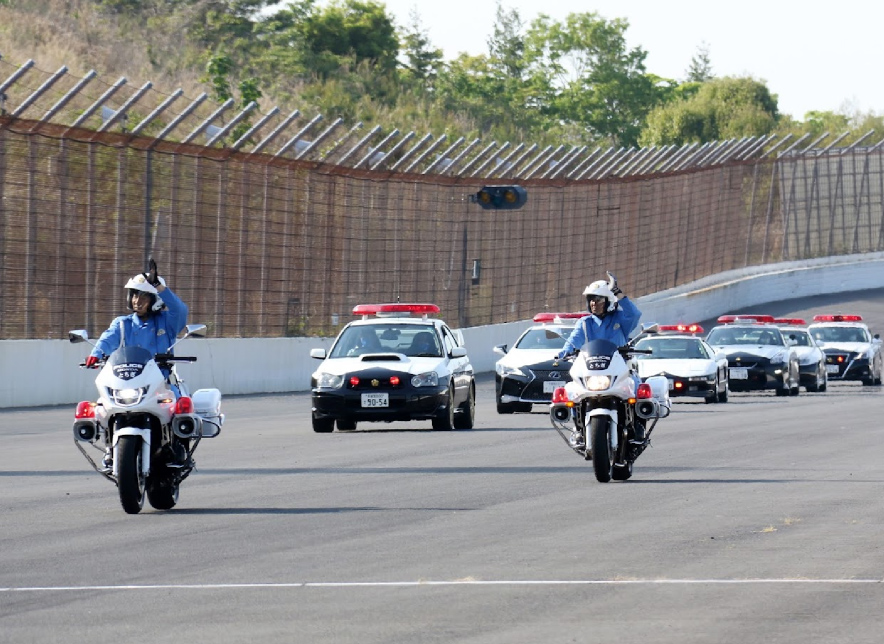 Police, ambulance, fire department, and self-defense force vehicles are also gathered in large numbers!!
