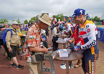 Rider Selfie & Signing Event