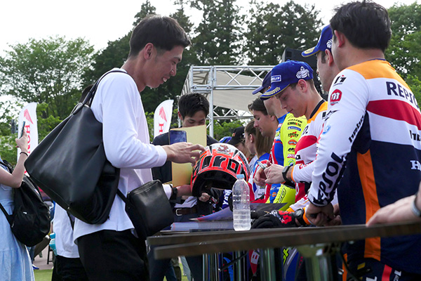 Rider Selfie & Signing Event