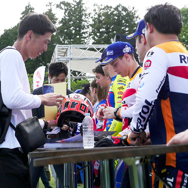 Rider Selfie & Signing Event