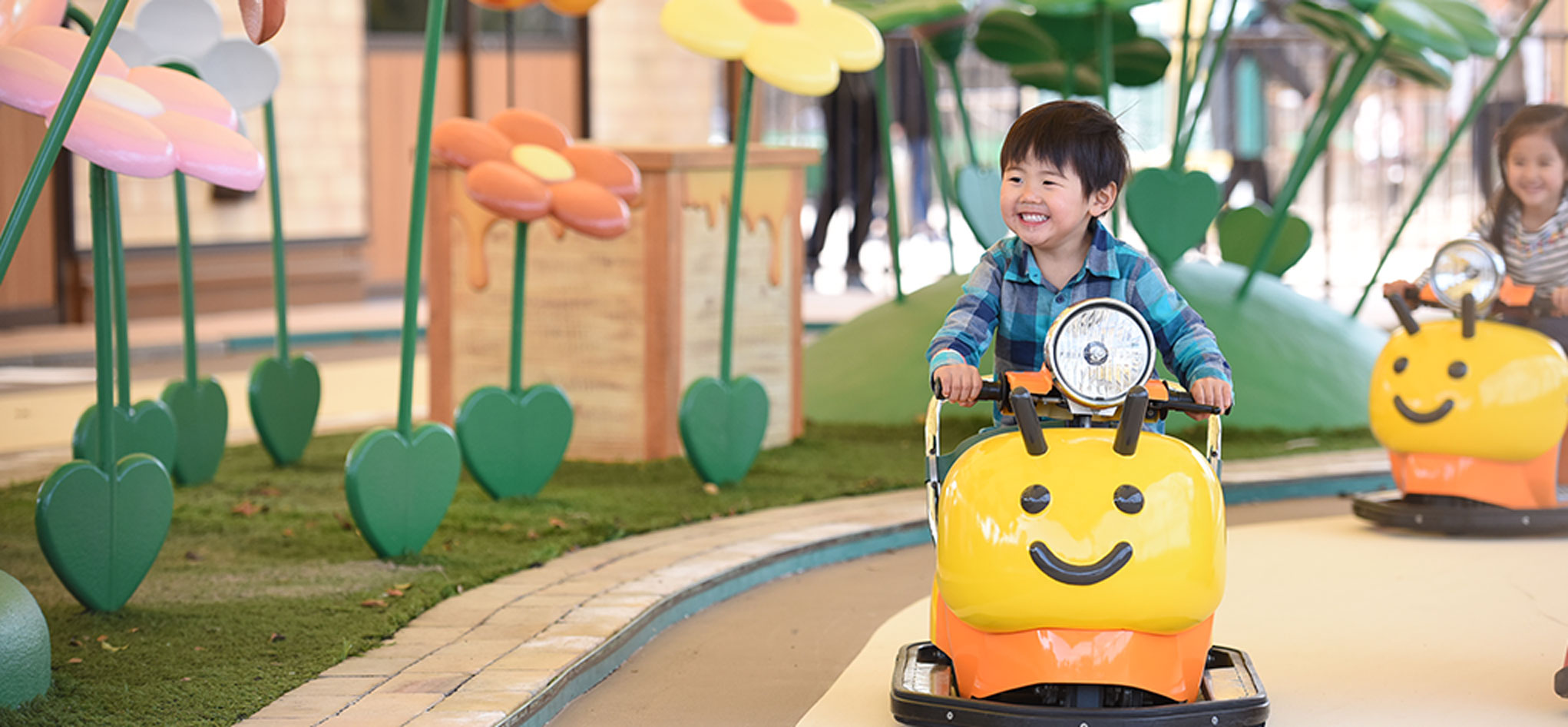 みつばちのスクーターに乗る男の子