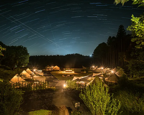 森林與星空的露營村